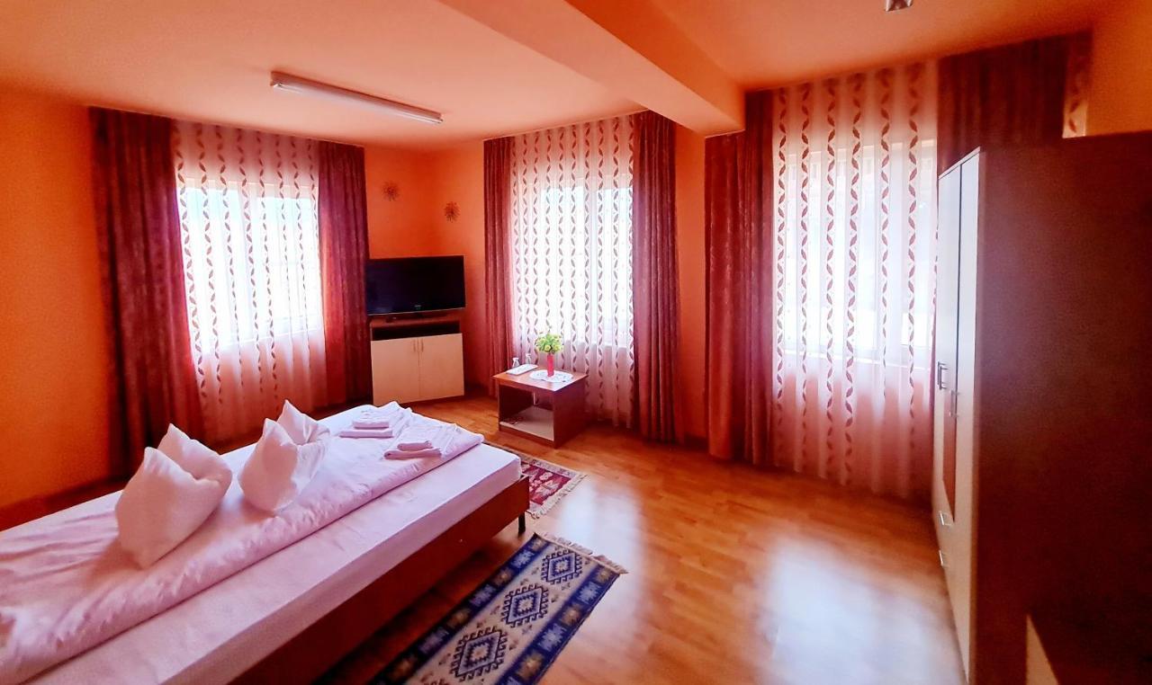 Pensiunea Sanziana Hotell Oradea Eksteriør bilde